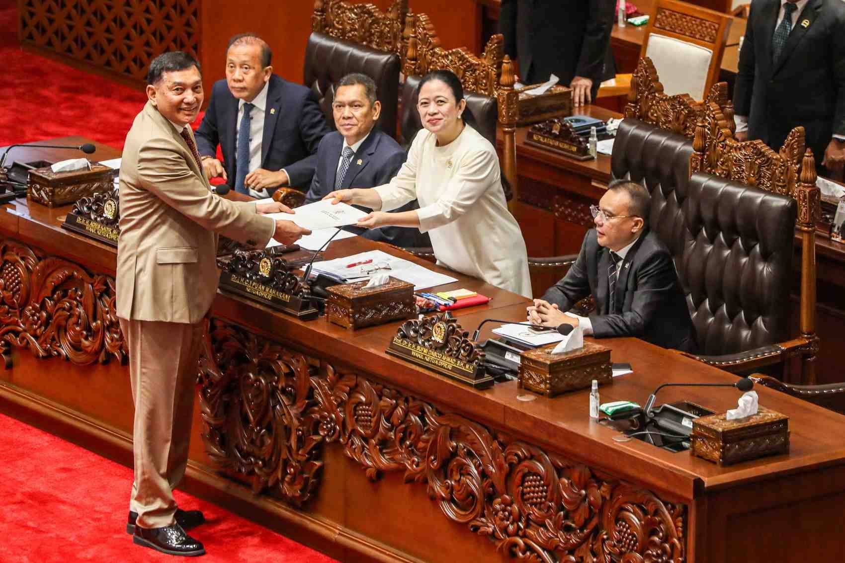 PENGESAHAN UU TNI: Ketua DPR Puan Maharani menerima berkas pandangan akhir pemerintah dari Menteri Pertahanan Sjafrie Sjamsoeddin pada Rapat Paripurna DPR di Kompleks Parlemen, Jakarta, Kamis (20/3).