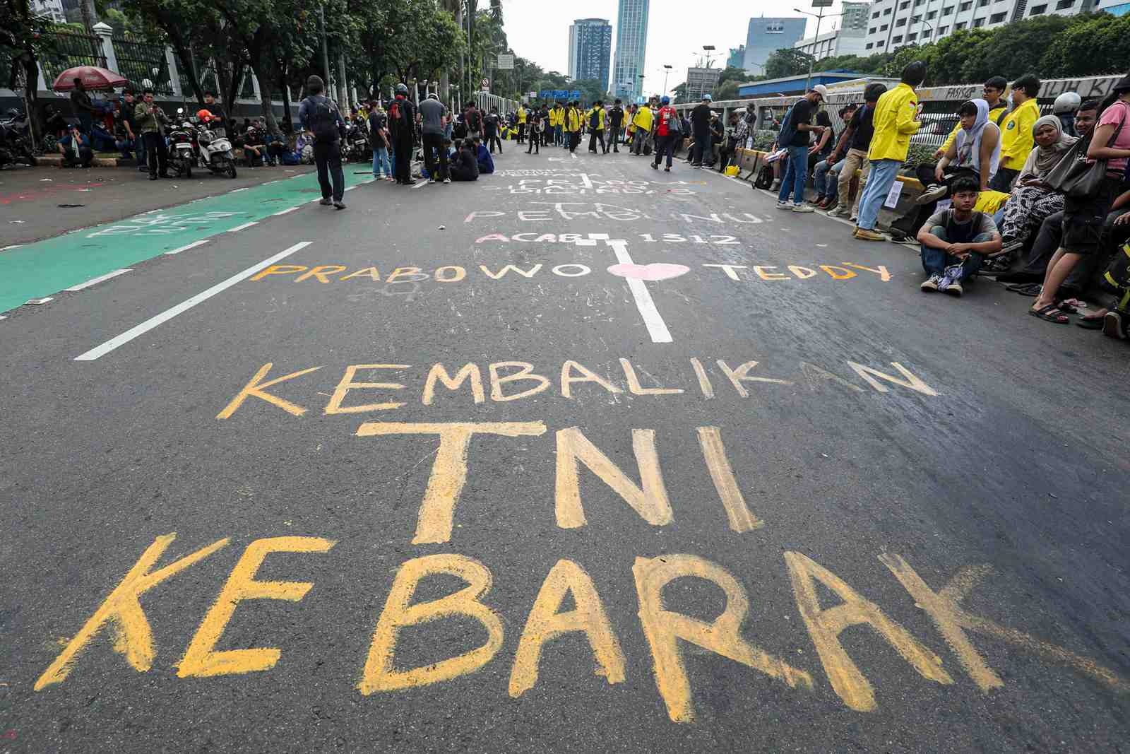 UNJUK RASA: Sejumlah mahasiswa berunjukrasa di depan Gedung DPR, Jakarta, Kamis (20/3). Aksi tersebut dilakukan sebagai wujud protes terhadap pengesahan UU TNI.