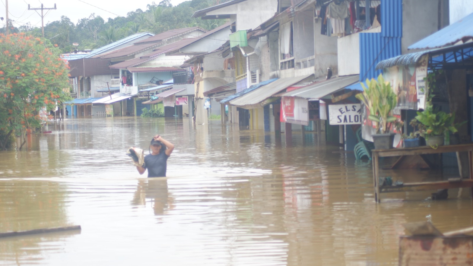 Kondisi banjir yang merendam Kawasan Pasar Darit, Kecamatan Menyuke, Kabupaten Landak, Jumat (21/3/2025).
