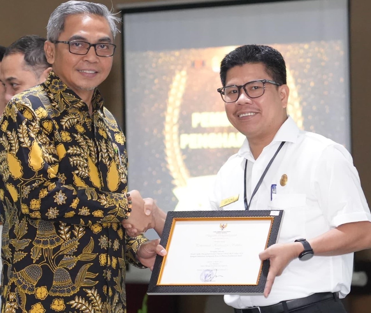 PENGHARGAAN: Bupati Sambas, Satono, menerima penghargaan dari Ketua KPK RI, Setyo Budiyanto, pada Rabu (19/3) di Yogyakarta.