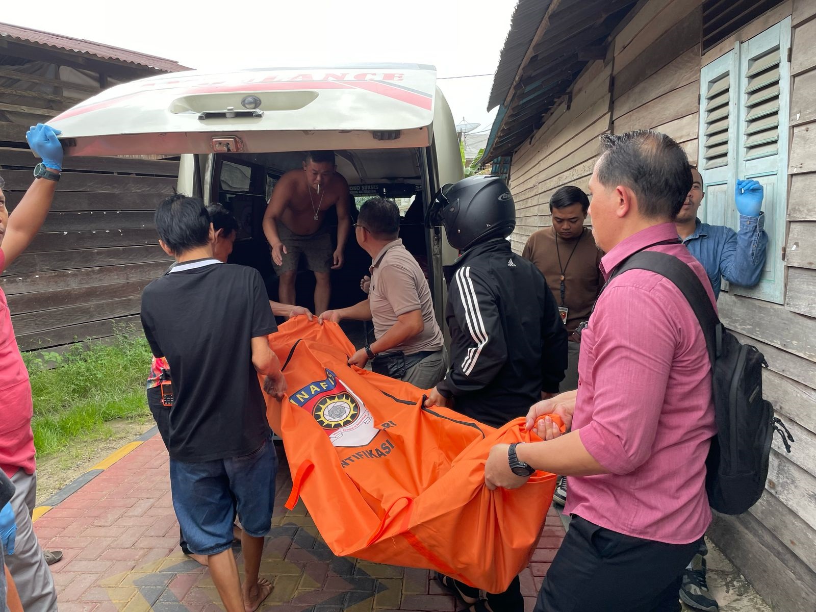 EVAKUASI: Polisi mengevakuasi pasangan suami istri yang meninggal dunia di dalam rumah mereka, Jalan Pelita Gang Batu Pati, Kelurahan Pasiran pada Rabu (19/3) sekitar pukul 13.00 WIB.
