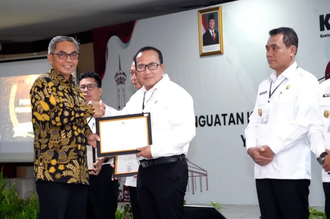 PENGHARGAAN: Ketua KPK RI, Setyo Budiyanto menyerahkan penghargaan peringkat ketiga IPKD tahun 2024 bagi Pemkab Kubu Raya yang diterima langsung Bupati Kubu Raya, Sujiwo, Rabu (19/3) di JEC Yogyakarta