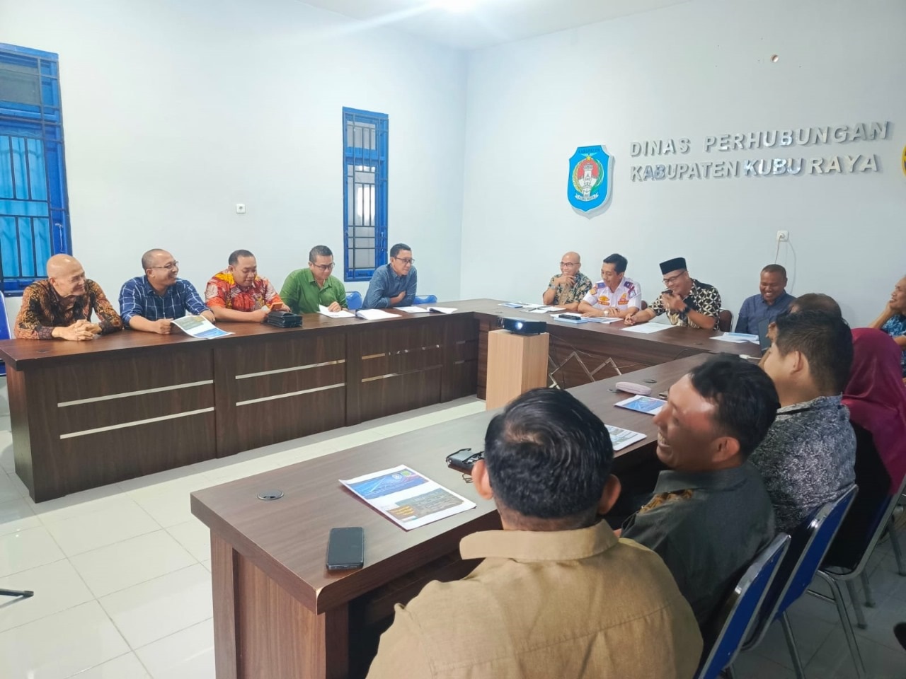 PERTEMUAN: Suasana pertemuan DPRD Kabupaten Sambas dengan jajaran Dishub KKR, Kamis (20/3).