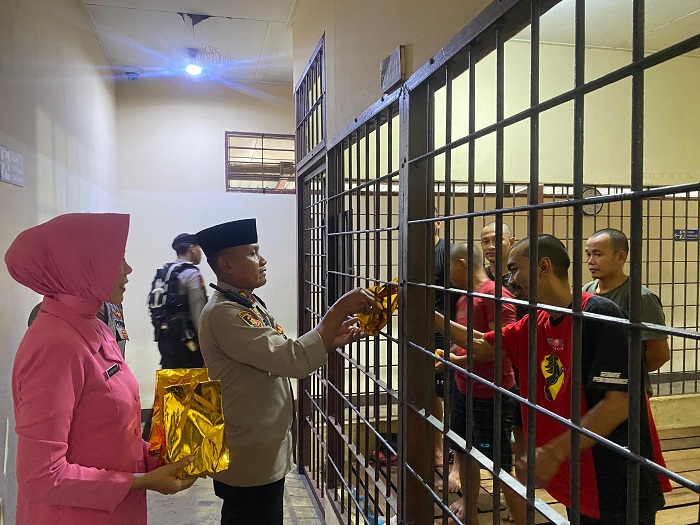 TAKJIL: Kapolres Landak AKBP Siswo Dwi Nugroho saat berbagi takjil dengan para tahanan di Rutan Polres Landak.