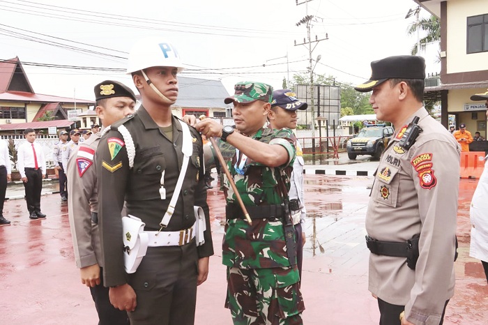 APEL : Polres Sanggau menggelar Apel Gelar Pasukan Operasi Ketupat 2025.