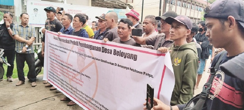 AKSI : Puluhan Warga Desa Beloyang yang tergabung dalam Aliansi Masyarakat Peduli Pembangunan Desa Beloyang melakukan unjuk rasa di kantor DPMD Melawi, Rabu (19/3)