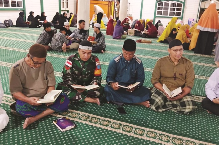 TADARUS : Suasana tadarus akbar di Masjid Jami