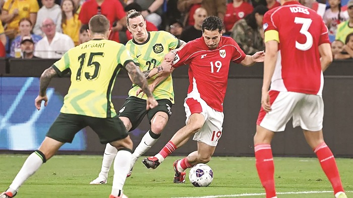 KALAH: Aksi Thom Haye dan Timnas Indonesia saat melawan Australia. . Skuad Garuda harus menelan kekalahan telak 5-1 di Stadion Allianz, Sydney, kemarin (20/3).