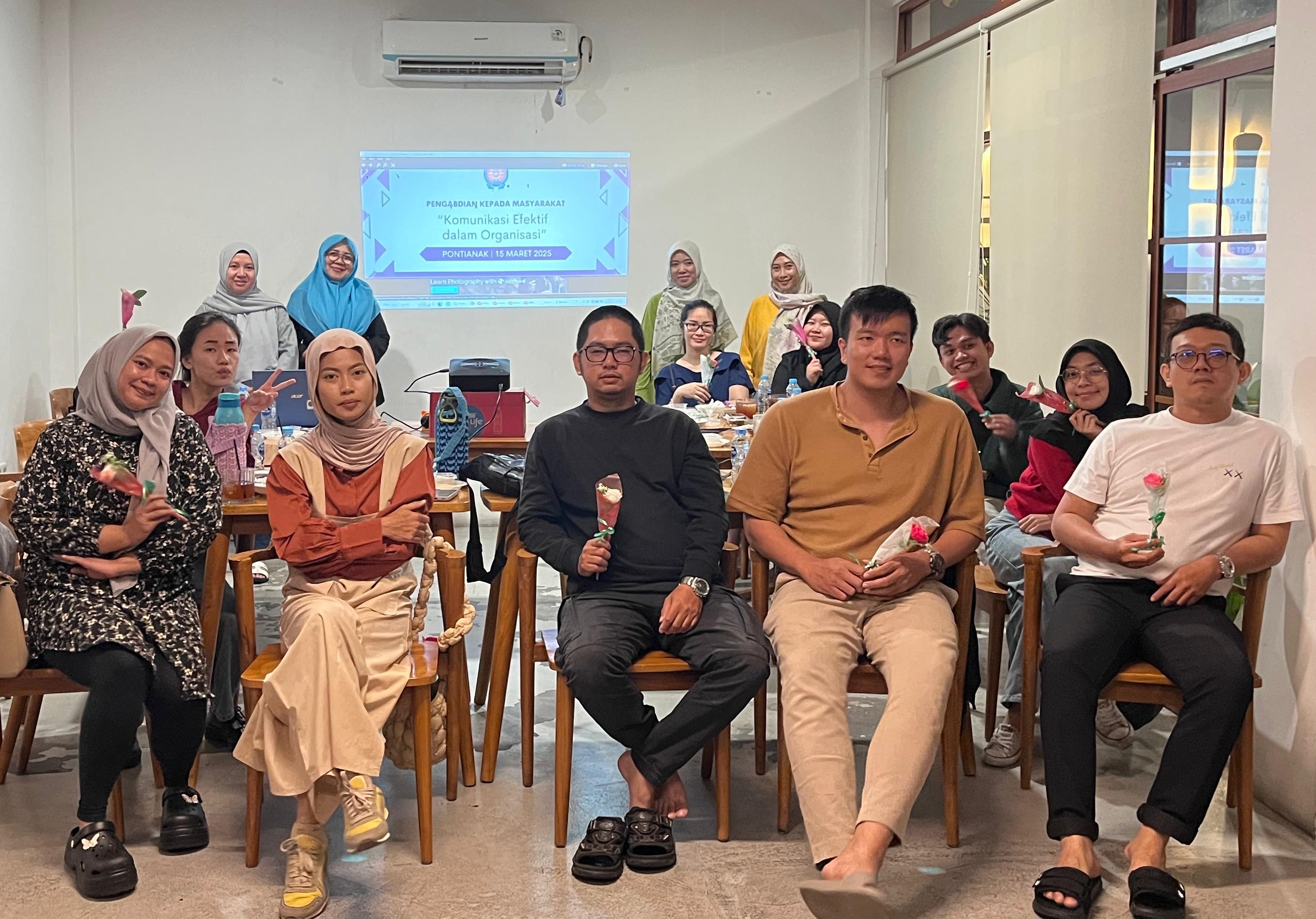 Pelaksaan pelatihan komunikasi efektif diikuti oleh Teman Tuli dan dibantu oleh juru bahasa isyarat.