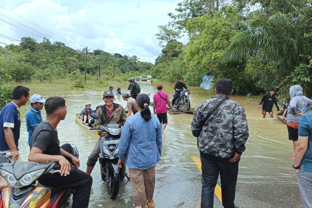 Banjir yang melanda Kecamatan Beduai Kabupaten Sanggau membuat akses menuju perbatasan RI-Malaysia terputus pada Jumat (21/3).
