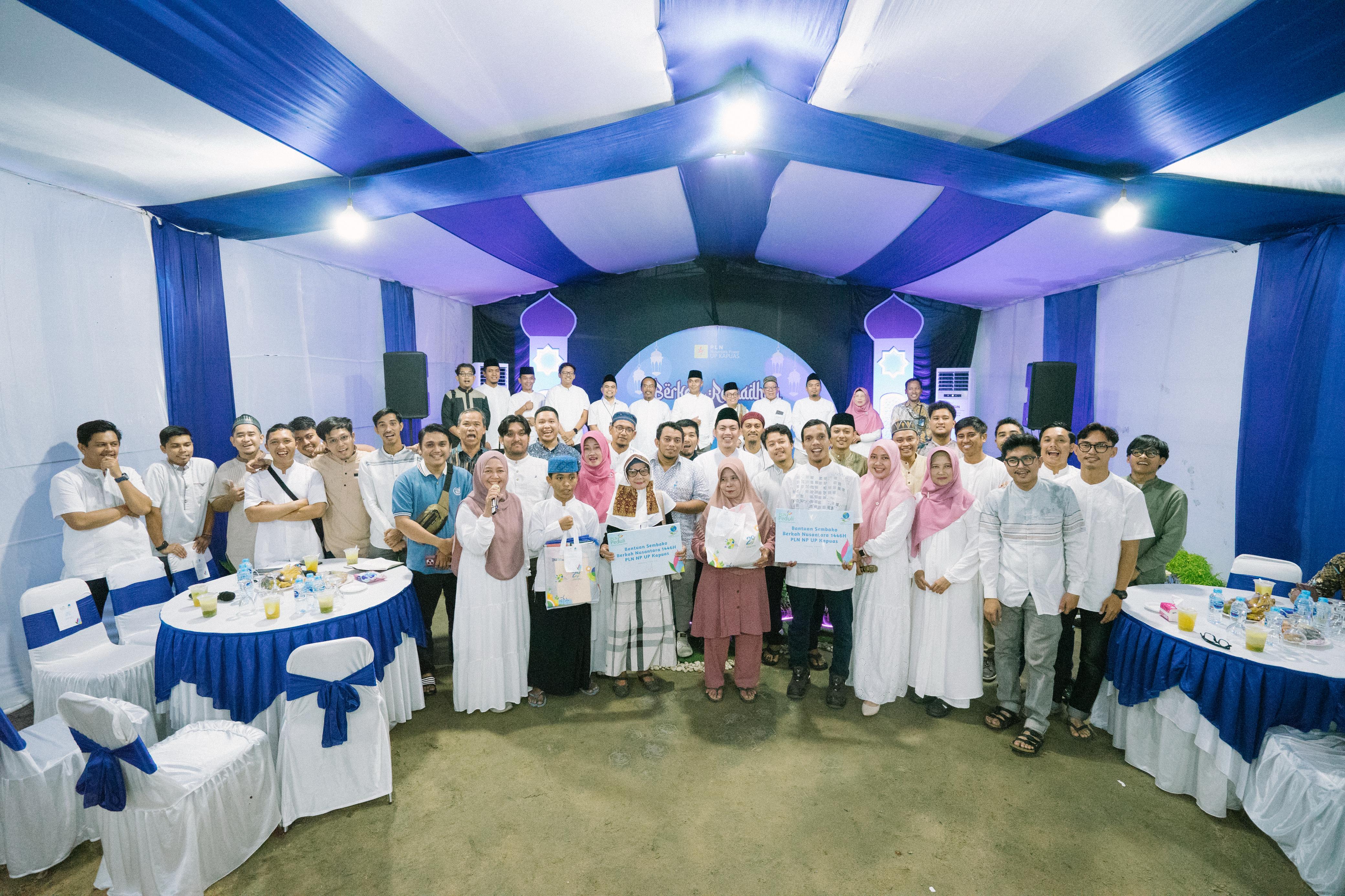 BANTUAN: Melalui program CSR dan Lazis, PLN Nusantara Power UP Kapuas menyalurkan bantuan sembako bagi masyarakat Kelurahan Sei Wie dan panti asuhan di Singkawang.