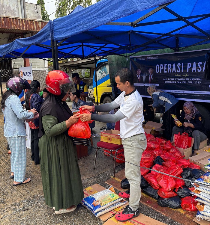 MURAH: Operasi Pasar yang diadakan di Pasar Merdeka Putussibau, kemarin (20/3). Operasi pasar ini merupakan salah satu strategi Pemerintah untuk menekan inflasi dan menjaga daya beli masyarakat.