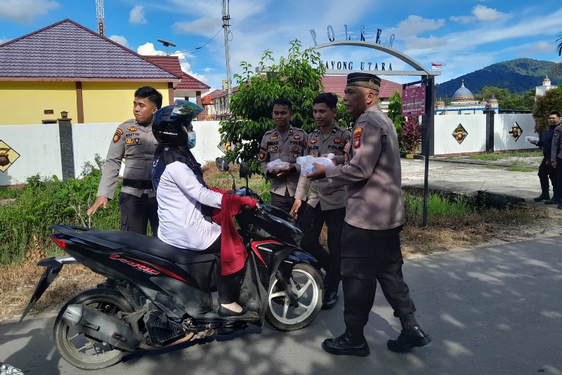 Jajaran Polres Kayong Utara saat membagikan takjil kepada masyarakat.