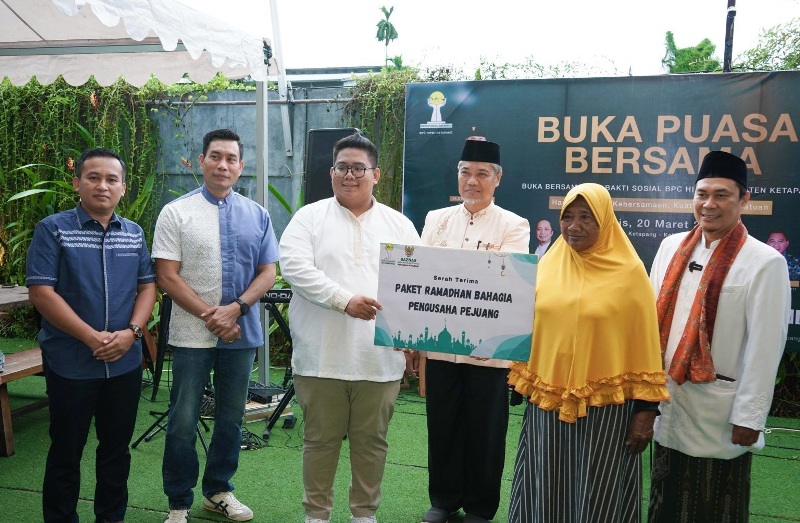 Ketua HIPMI Ketapang, Ryan Arizky Figur, menyerahkan santunan kepada warga yang membutuhkan.