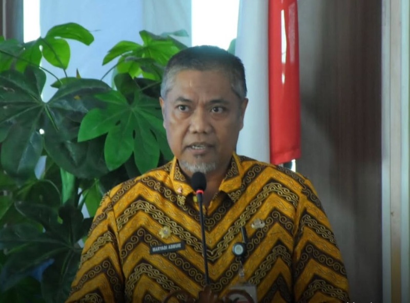 Staf Ahli Bupati, Maryadi Asmu&rsquo;ie, memberikan arahan saat membuka rapat pleno TPAKD Ketapang di Kantor Bupati, Kamis (20/3).