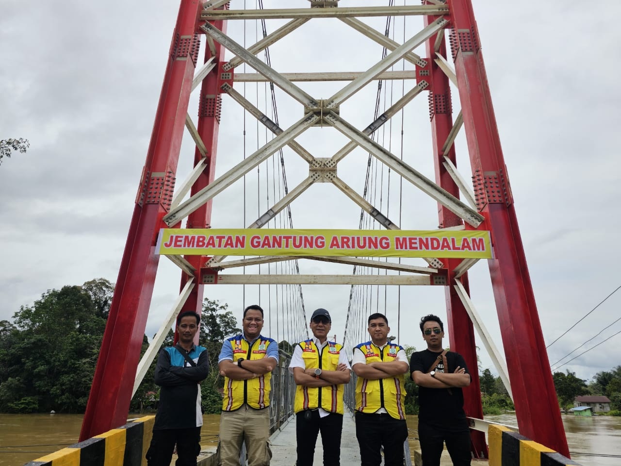 Satker PJN Kalbar saat melakukan Monev pembangunan jembatan gantung Ariung Mendalam di Kapuas Hulu.