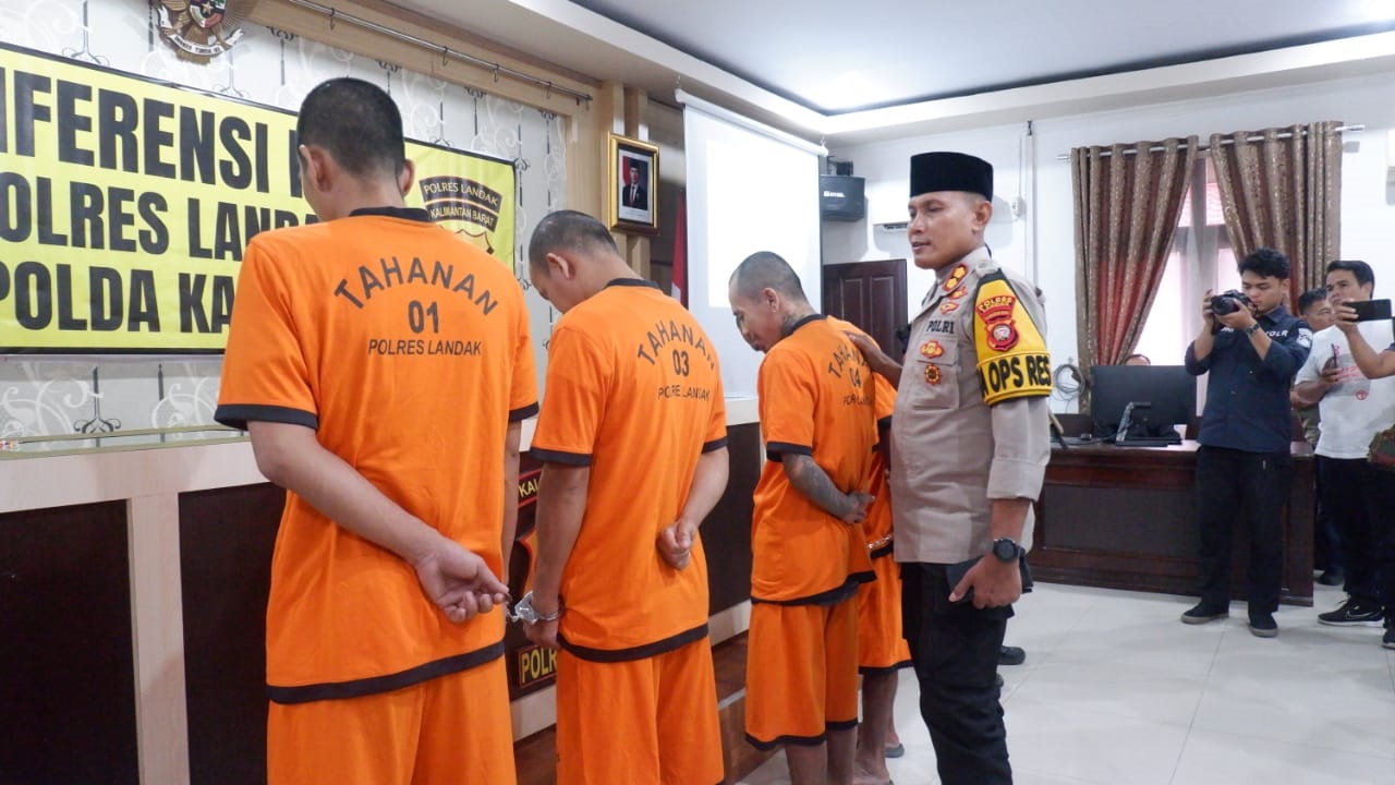 Kapolres Landak AKBP Siswo Dwi Nugroho saat konfrensi pers Operasi Pekat 2025 di Mapolres Landak, Kamis (20/3).