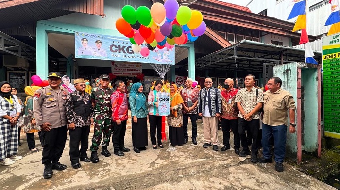 Wali Kota Singkawang, Tjhai Chui Mie (TCM) saat meresmikan CKG di UPT Puskesmas Singkawang Tengah I, Jumat (21/3).