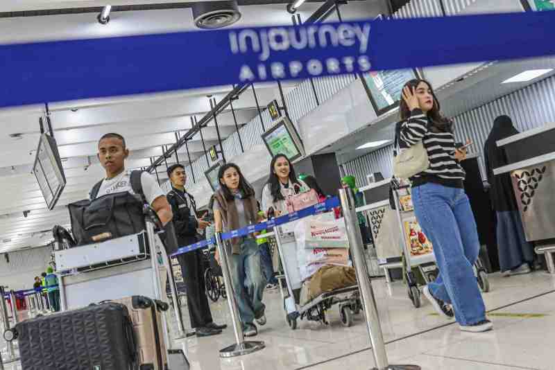 Sejumlah penumpang pesawat melakukan check in di Terminal 1B, Bandara Soekarno-Hatta, Tangerang, Jumat (21/3). Sejumlah penumpang memilih mudik lebih awal untuk menghindari puncak arus mudik.