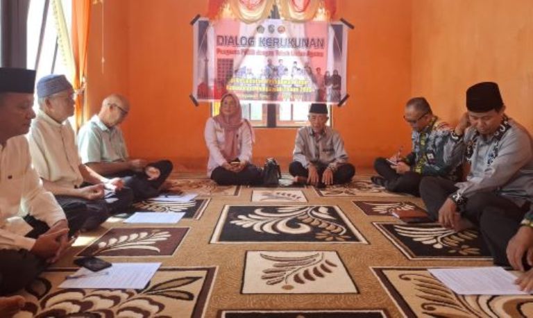 DIALOG : Suasana dialog tokoh lintas agama di Kantor KUA Mempawah Timur.