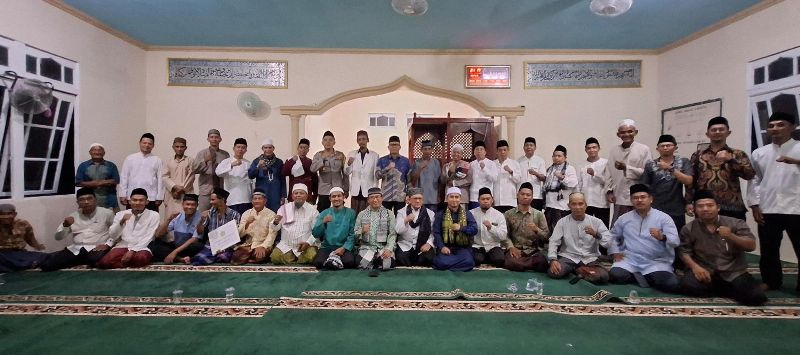 Kakan Kemenag Ikhwan Pohan foto bersama jemaah Masjid Nurul Iman dalam program Safari Ramadan 1446 H.