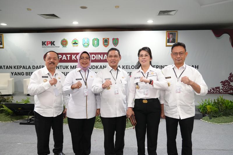 Bupati Mempawah beserta Gubernur Kalbar dan beberapa kepala daerah lainnya saat melaksanakan Rapat Koordinasi (Rakoor) yang diselenggarakan KPK.