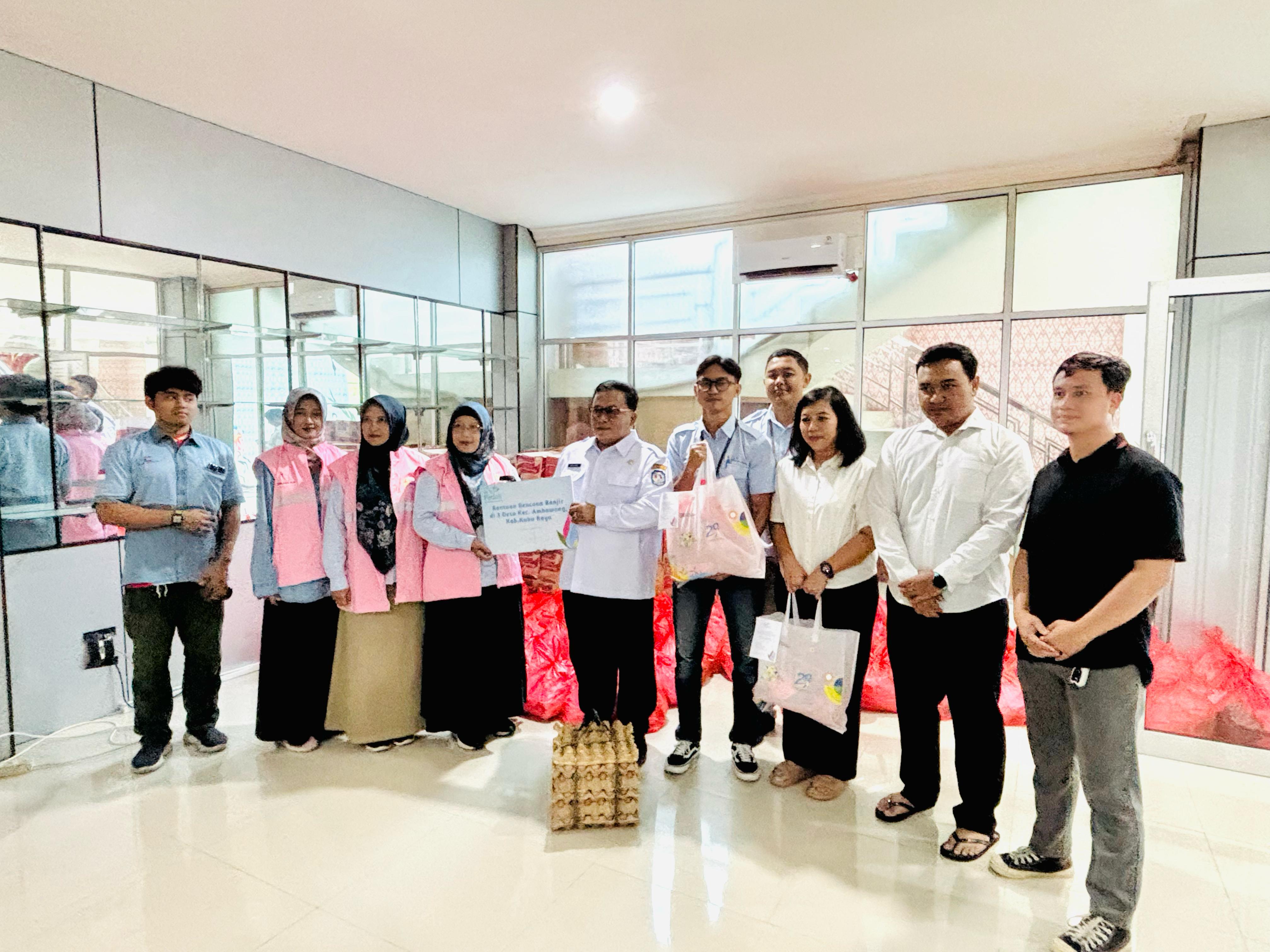 PLN Nusantara Power UP Kapuas menyalurkan bantuan sembako untuk warga terdampak banjir di Kabupaten Kubu Raya.