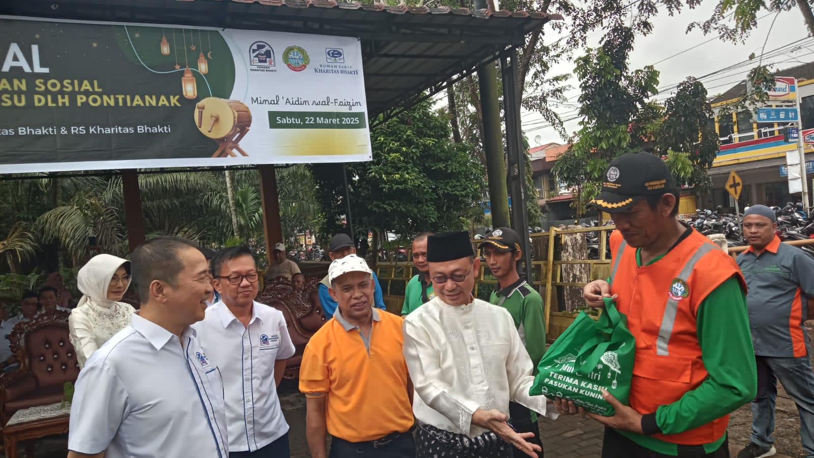 Wali Kota Pontianak Edi Rusdi Kamtono menyerahkan secara simbolis paket sembako dari Kharitas Bhakti kepada petugas kebersihan, Sabtu (22/3).