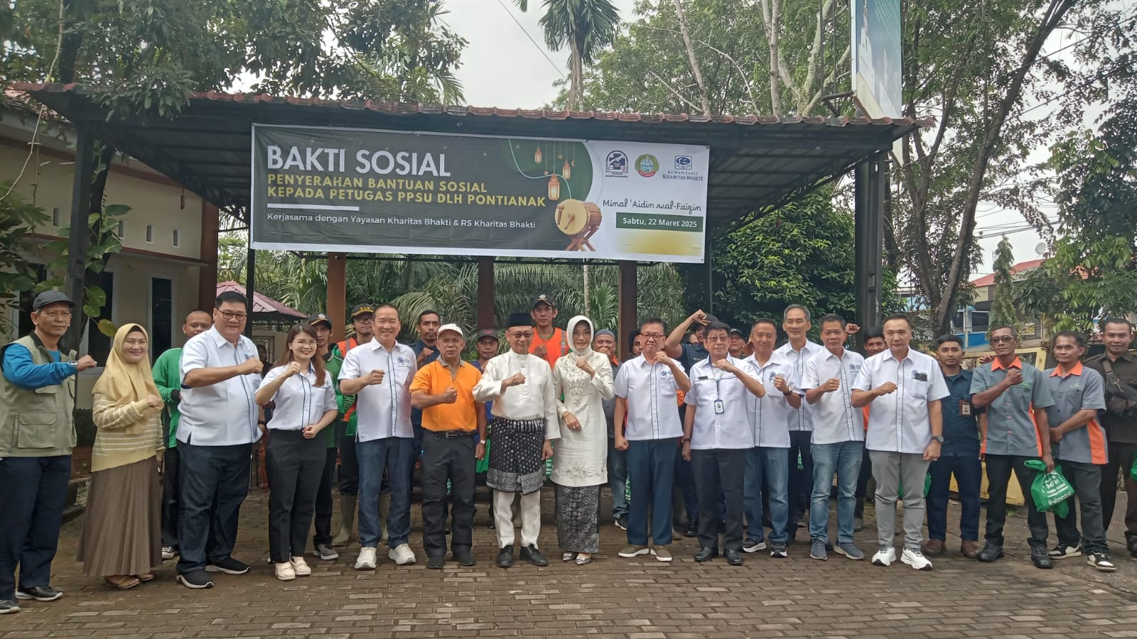 FOTO BERSAMA: Wali Kota Pontianak Edi Rusdi Kamtono foto bersama petugas kebersihan Kharitas Bhakti, Sabtu (22/3).