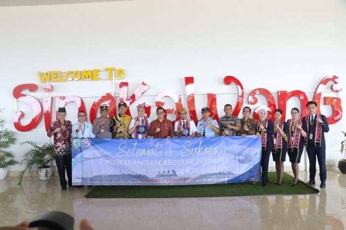 Wakil Wali Kota Singkawang, Muhammadin, manajemen Bandara Singkawang, dan para stakeholder berfoto bersama usai seremoni penerbangan perdana Singkawang-Jakarta, Kamis (20/3).