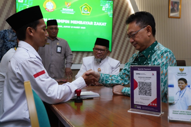 Wali Kota Pontianak Edi Rusdi Kamtono menunaikan zakatnya yang diterima oleh Baznas Kota Pontianak.