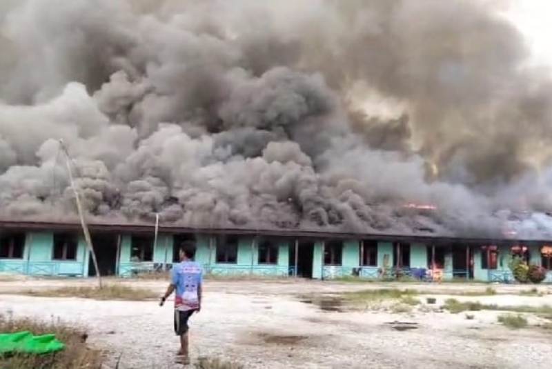 Kebakaran melanda rumah betang Suku Dayak di Dusun kekurak Desa Kekurak Kecamatan badau Kabupaten Kapuas Hulu pada Jumat (21/3).