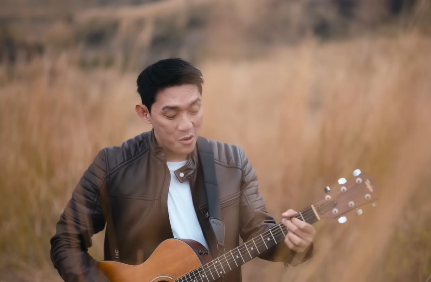Ifan Seventeen dalam video klip lagu Pernah di Sana.