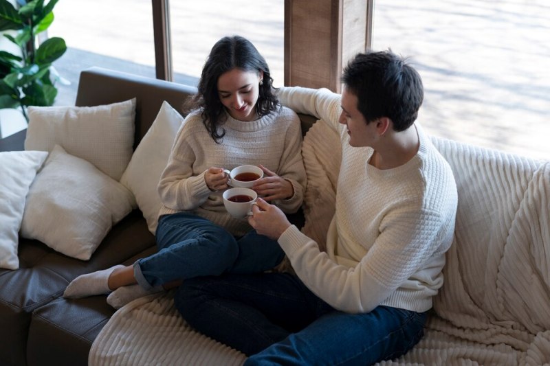 Ilustrasi hubungan romantis seorang introvert.