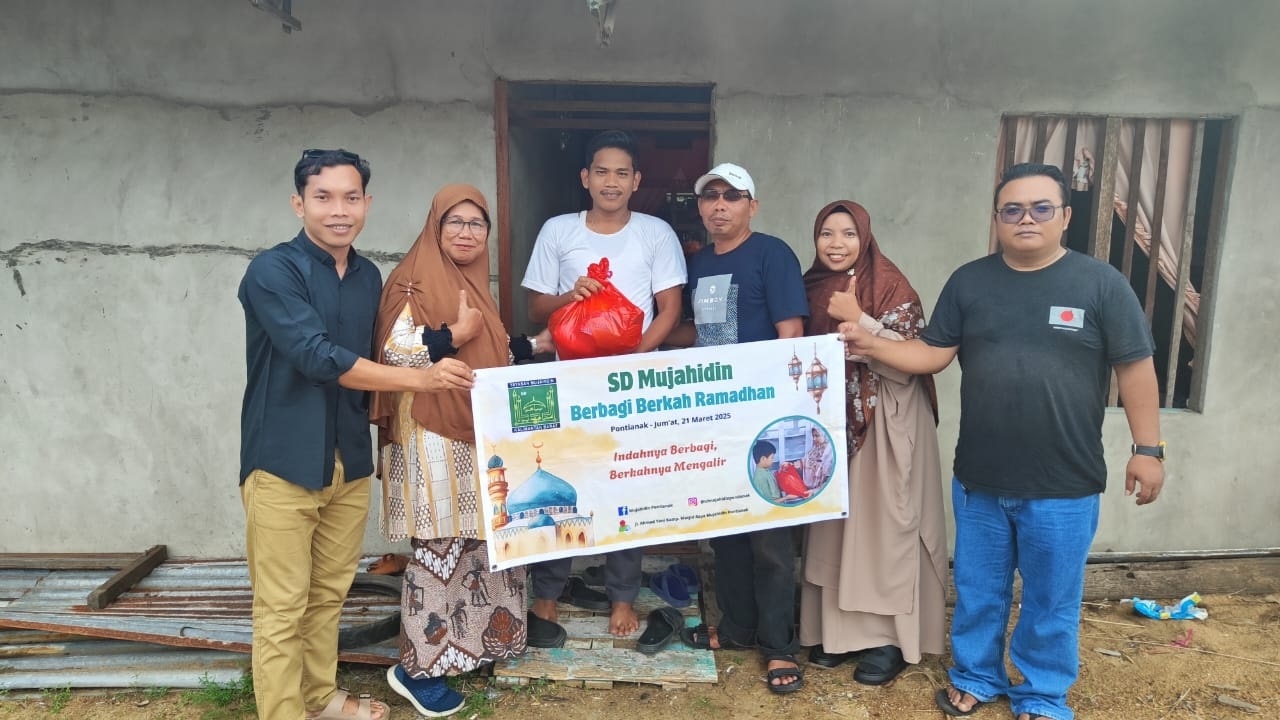 BERBAGI: Perwakilan guru menyerahkan bantuan kepada sejumlah pihak yang membutuhkan.