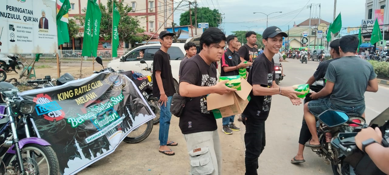 BAGIKAN TAKJIL: Komunitas King Rattel Club cabang Melawi saat membagikan takjil kepada pengendara motor di area Masjid Agung Kota Juang, Nanga Pinoh.