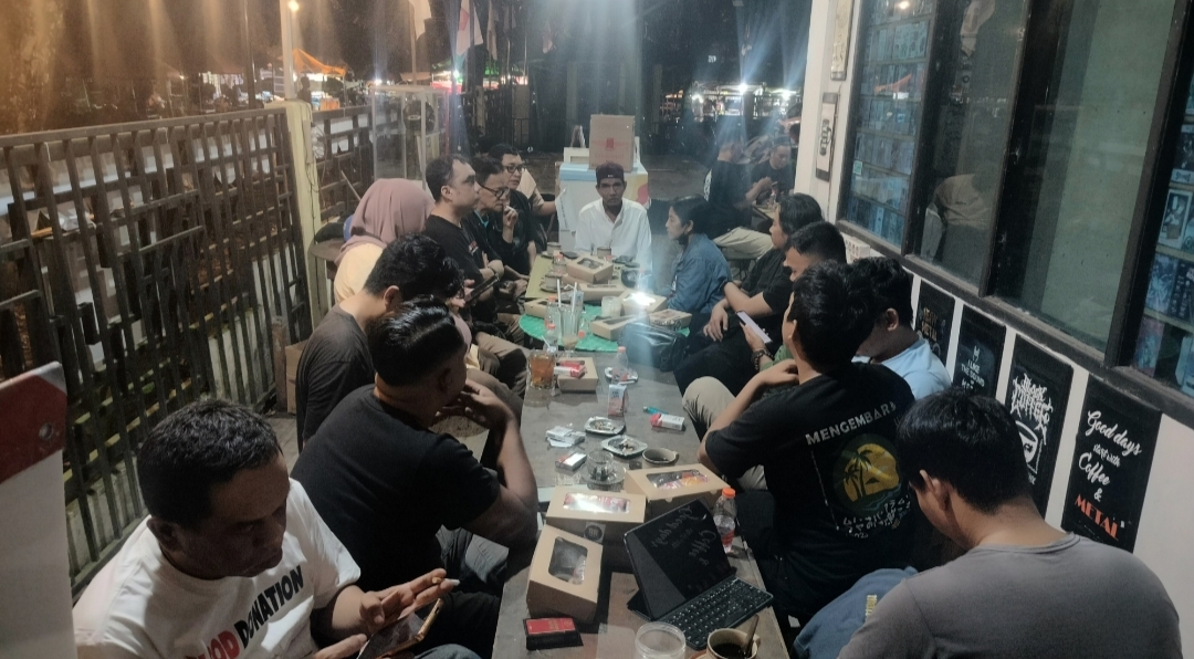 Tokoh pers Kalbar Werry Sahrial menggelar diskusi pada Minggu (23/3), dengan sejumlah wartawan terkait teror yang Menimpa jurnalis TEMPO di Jakarta.