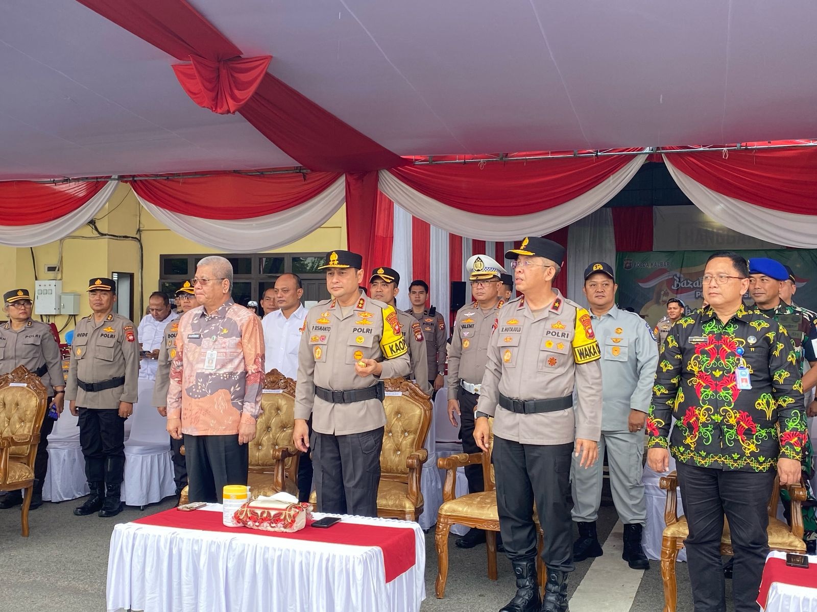 APEL: Sekda Kalbar Harisson bersama Kapolda Kalbar saat Apel Gelar Pasukan Operasi Ketupat Kapuas 2025 di Lapangan Jananuraga Mapolda Kalbar, Kamis (20/3).