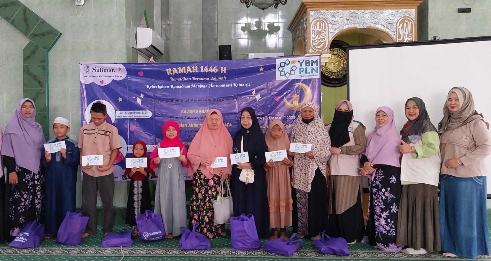 SANTUNAN: Pengurus Salimah Kalbar, pengurus YBM PLN, bersama para penerima santunan berfoto bersama, dalam kegiatan Ramah (Ramadan Bersama Salimah), Jumat (21/3).