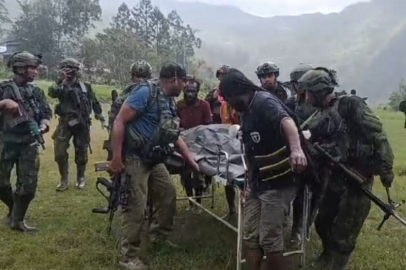 Personel TNI-Polri saat evakuasi korban penyerangan KKB di Anggruk, Kabupaten Yahukimo yang menewaskan seorang guru.