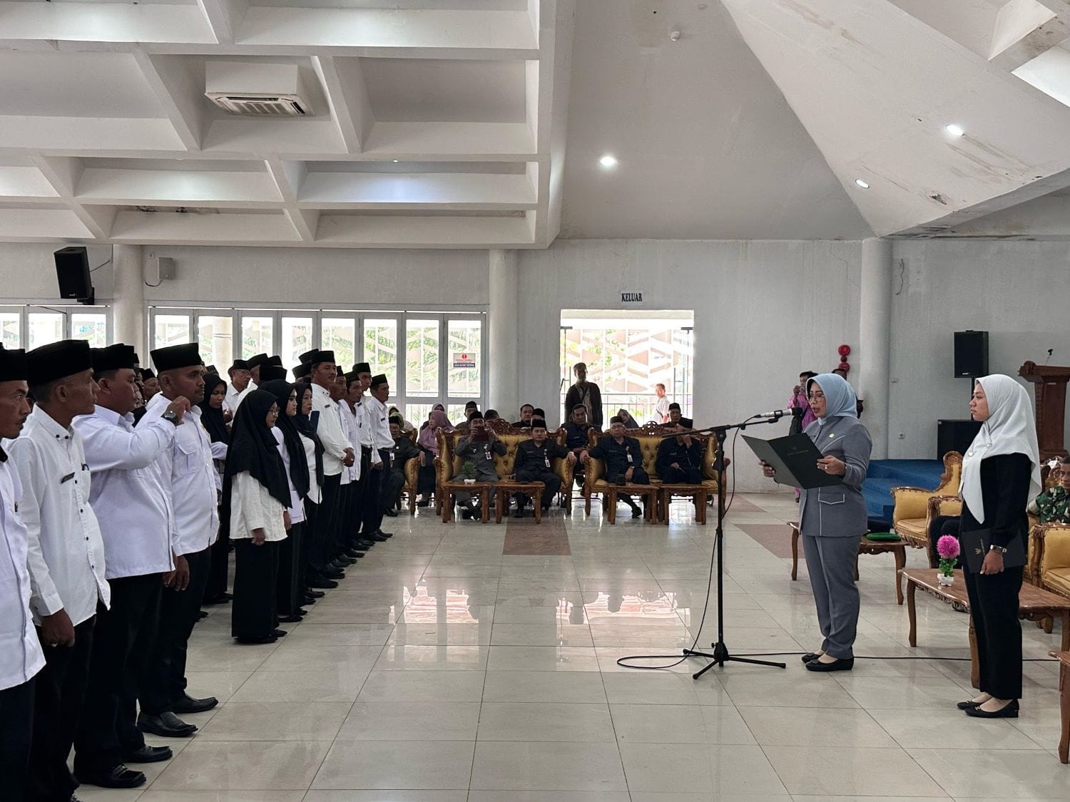 PENGUKUHAN: Bupati Erlina memimpin pengukuhan penambahan masa jabatan Anggota BPD.
