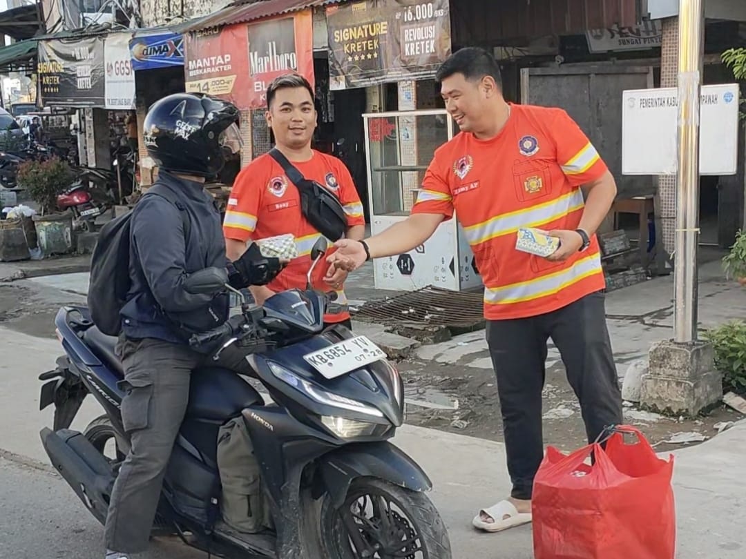 BERBAGI: BPA-SP Sungai Pinyuh saat membagikan takjil.
