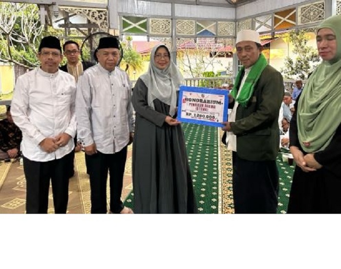 SIMBOLIS: Bupati Erlina secara simbolis menyerahkan insentif kepada penyuluh agama.