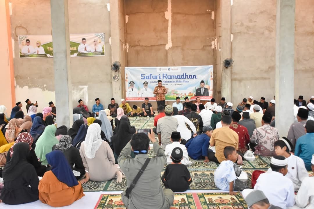 SAFARI RAMADAN: Bupati Kubu Raya, Sujiwo memberikan sambutan saat menghadiri  Safari Ramadan Pemerintah Kabupaten Kubu Raya di Masjid Nurul Jannah, Desa Mega Timur, Kecamatan Sungai Ambawang.