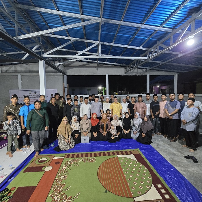 DIABADIKAN: KAHMI Kayong Utara berfoto bersama dalam buka puasa bersama, Jumat (21/3) malam.