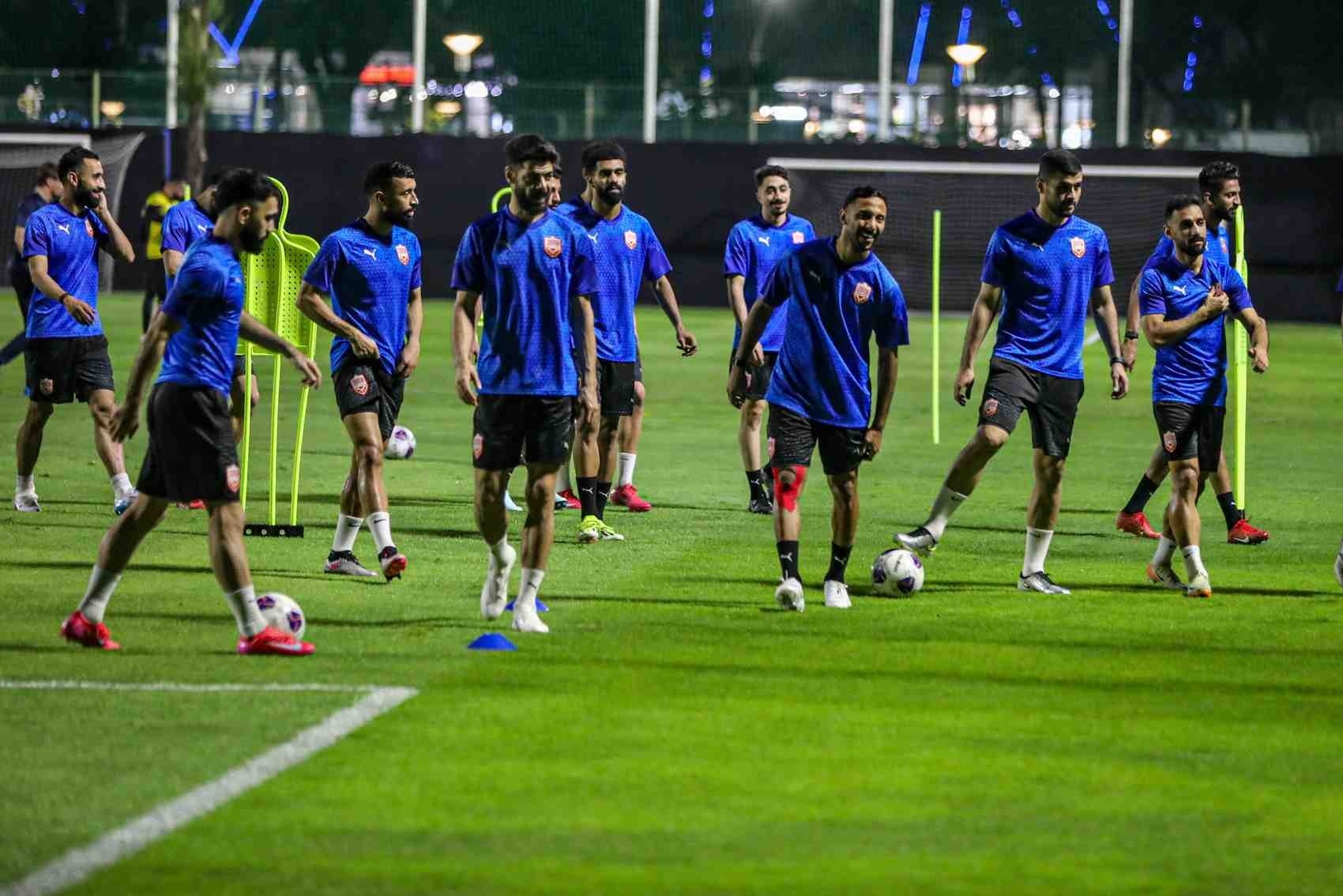 LATIHAN: Para pemain Bahrain mengikuti latihan jelang pertandingan kualifikasi Piala Dunia 2026 di Lapangan A, komplek GBK, Senayan, Minggu (23/3).