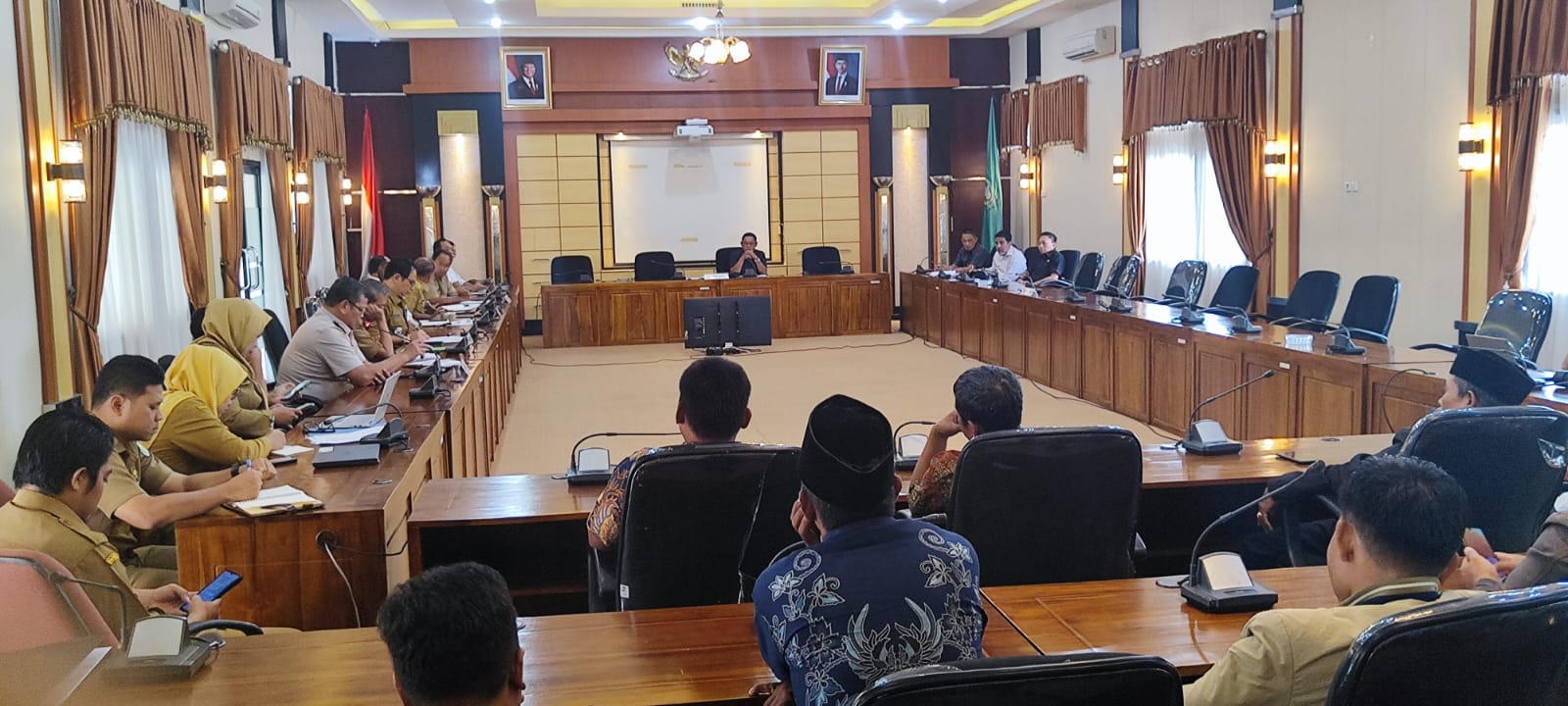 Rapat Komisi II DPRD Kalbar bersama Asosiasi Peternak dan Pedagang Sapi Kalbar dan sejumlah dinas teknis termasuk institusi lain seperti Kemenkeu RI, Bea Cukai pada hari Senin (24/3).