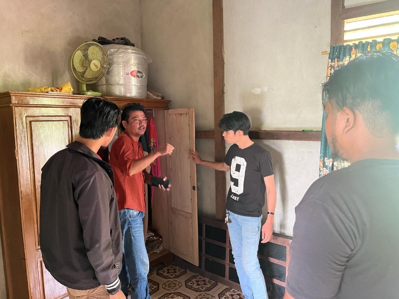 Polres Kapuas Hulu saat melakukan penyelidikan kasus perampokan yang terjadi di Kecamatan Boyan Tanjung.