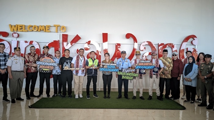 SAMBUT: Pendaratan perdana pada penerbangan reguler maskapai Super Air Jet disambut langsung oleh Wali Kota Singkawang, Tjhai Chui Mie.