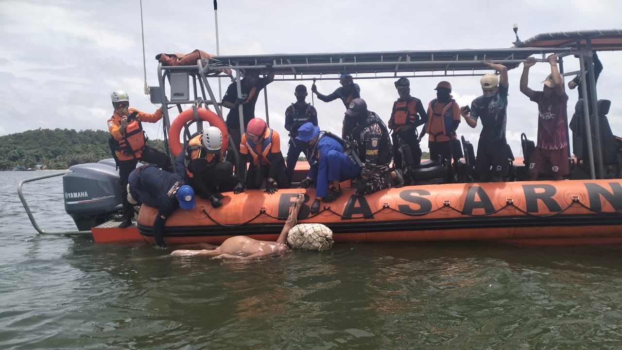 EVAKUASI: Tim gabungan mengevakuasi mayat ABK yang ditemukan di Pulau Cempedak, Sabtu (22/3).